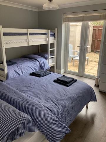 Highcliffe Apartment with Parking Apartment in New Forest District