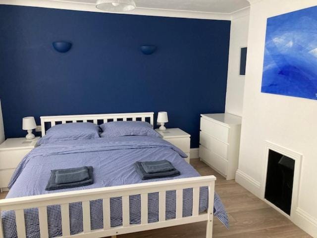 Highcliffe Apartment with Parking Apartment in New Forest District