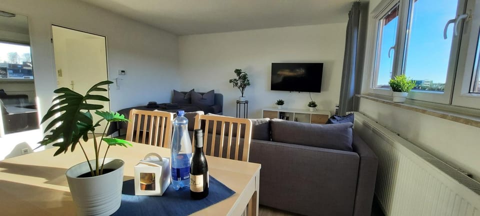 TV and multimedia, Living room, Seating area, Dining area, Evening entertainment