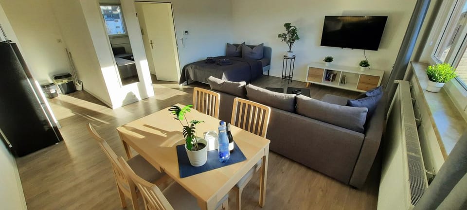 TV and multimedia, Living room, Food and drinks, Seating area, Dining area, Evening entertainment, Drinks