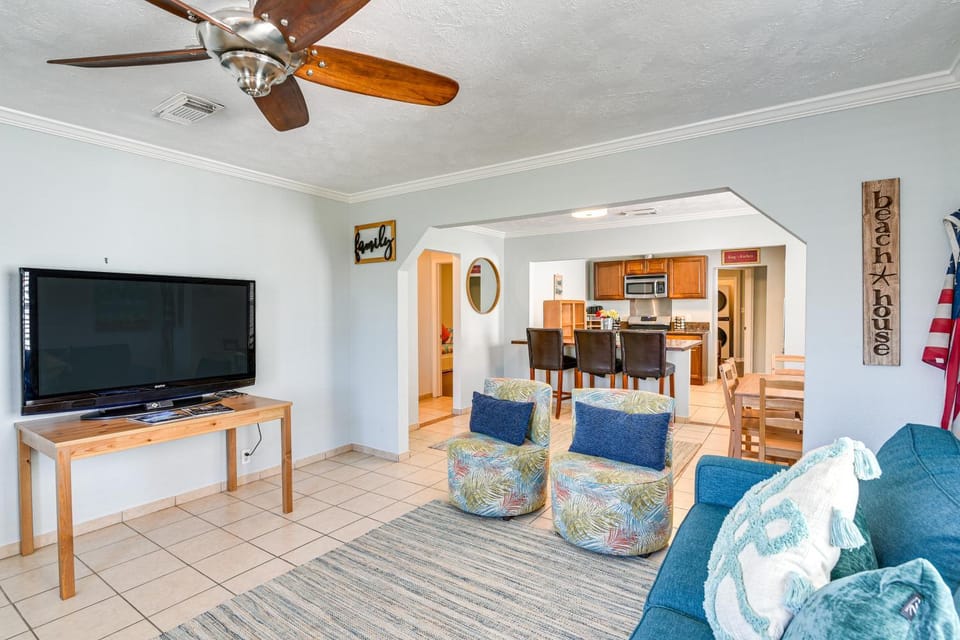 < 1 Mi to Beach! Family-Friendly Galveston Home House in Galveston Island