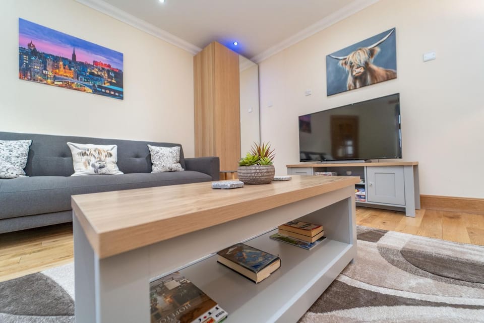 Spacious 3 Bed Townhouse with Parking Apartment in Edinburgh