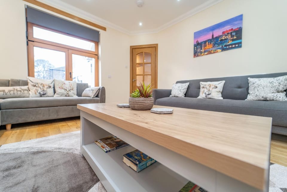 Spacious 3 Bed Townhouse with Parking Apartment in Edinburgh