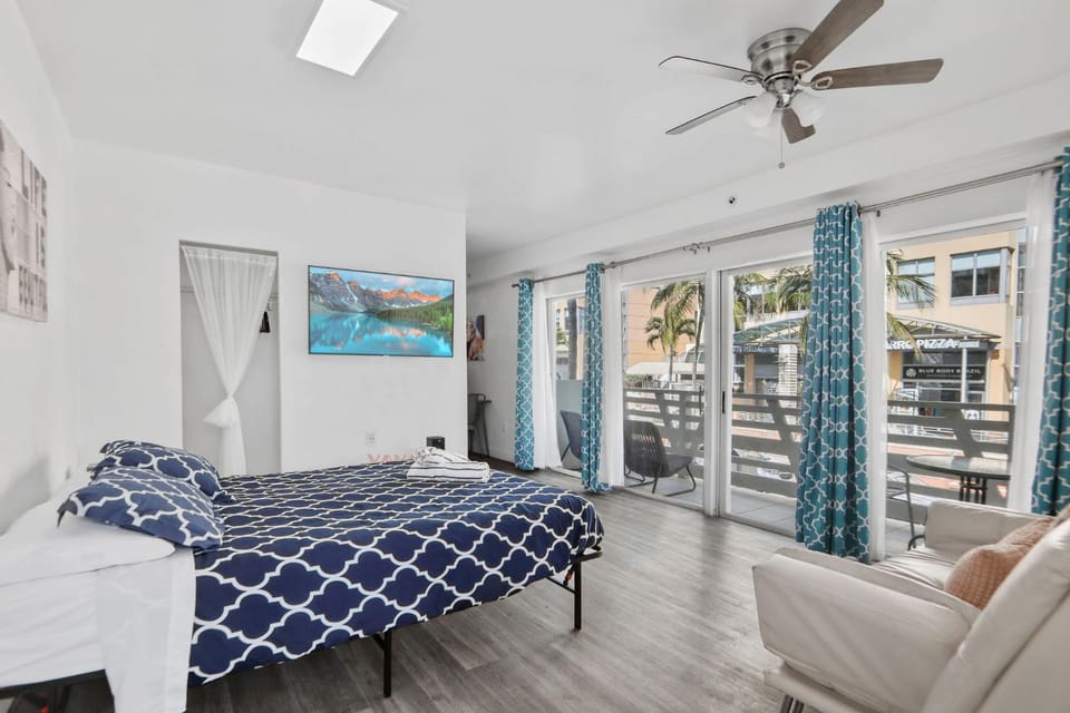 Balcony Chic Apt, w/2 Queenbeds, on Ocean Dr Beach Apartment in Flamingo Lummus