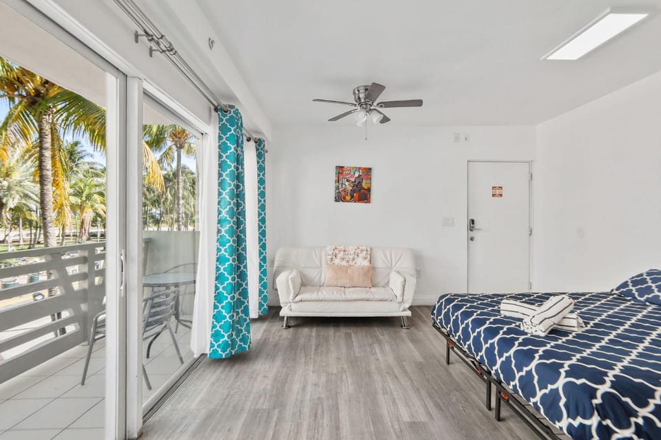 Balcony Chic Apt, w/2 Queenbeds, on Ocean Dr Beach Apartment in Flamingo Lummus