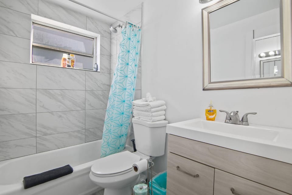 Balcony Beach View w/2 Queen beds, Ocean Dr Beach Apartment in Flamingo Lummus