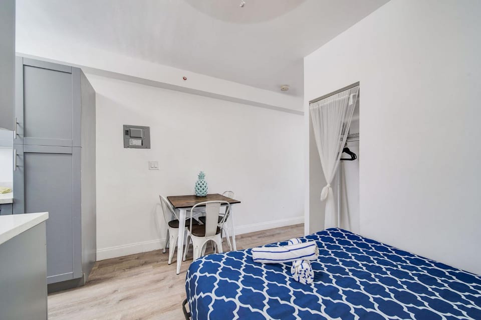 Ocean Drive Comfy apt, w/2 Queen Beds by the Beach Apartment in Flamingo Lummus