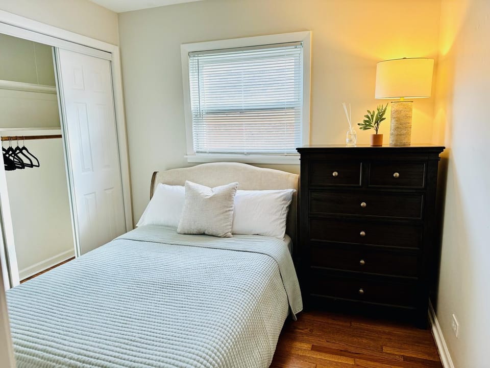 Charming and Convenient 3br 1ba apt - fully furnished and equipped - fast Internet Apartment in Forest Park