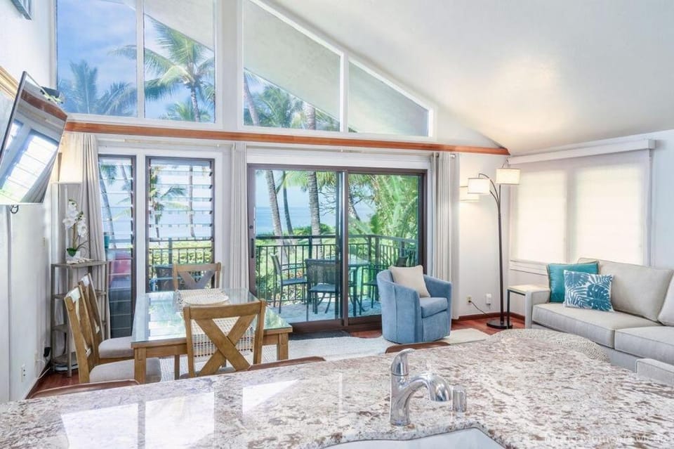 Spacious Beachfront — Sleeps 6 — Ocean Views House in Kihei