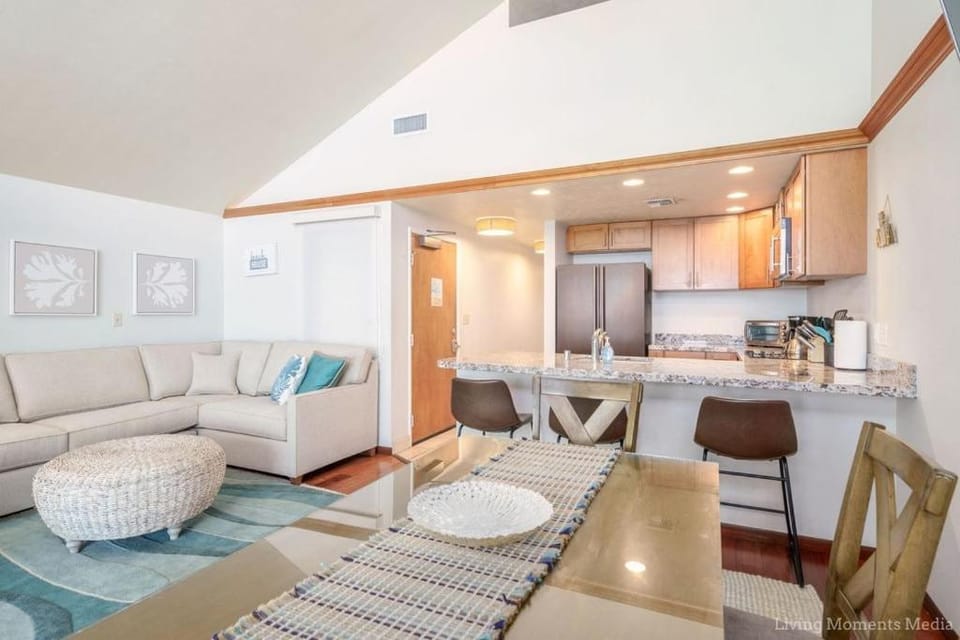 Spacious Beachfront — Sleeps 6 — Ocean Views House in Kihei