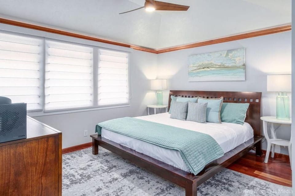 Spacious Beachfront — Sleeps 6 — Ocean Views House in Kihei