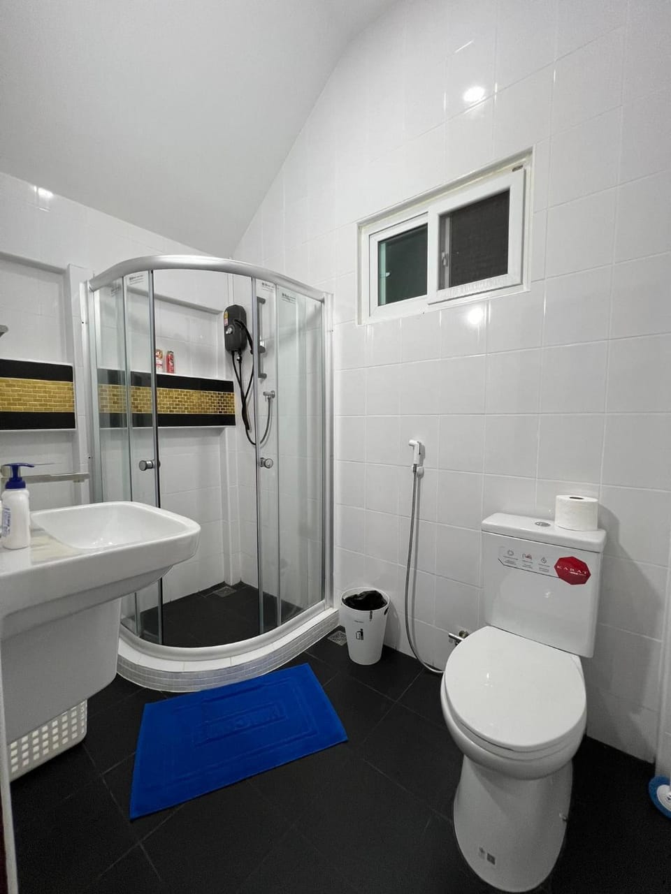 Shower, Toilet, Bathroom, towels