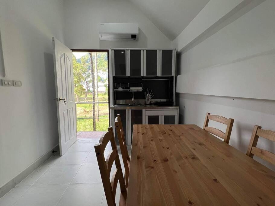 Kitchen or kitchenette, Dining area