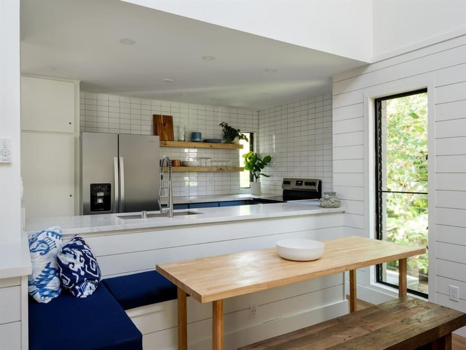 Newly Remodeled Luxury Condo — Sleeps 7 House in Kihei
