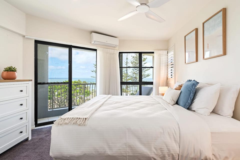 Bed, Natural landscape, Photo of the whole room, Bedroom, Sea view