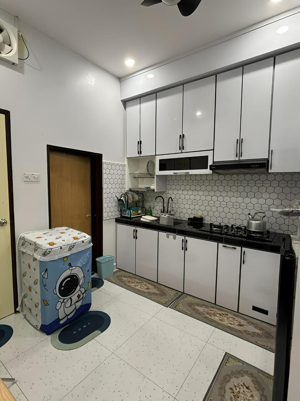 Kitchen or kitchenette, dishwasher, washing machine