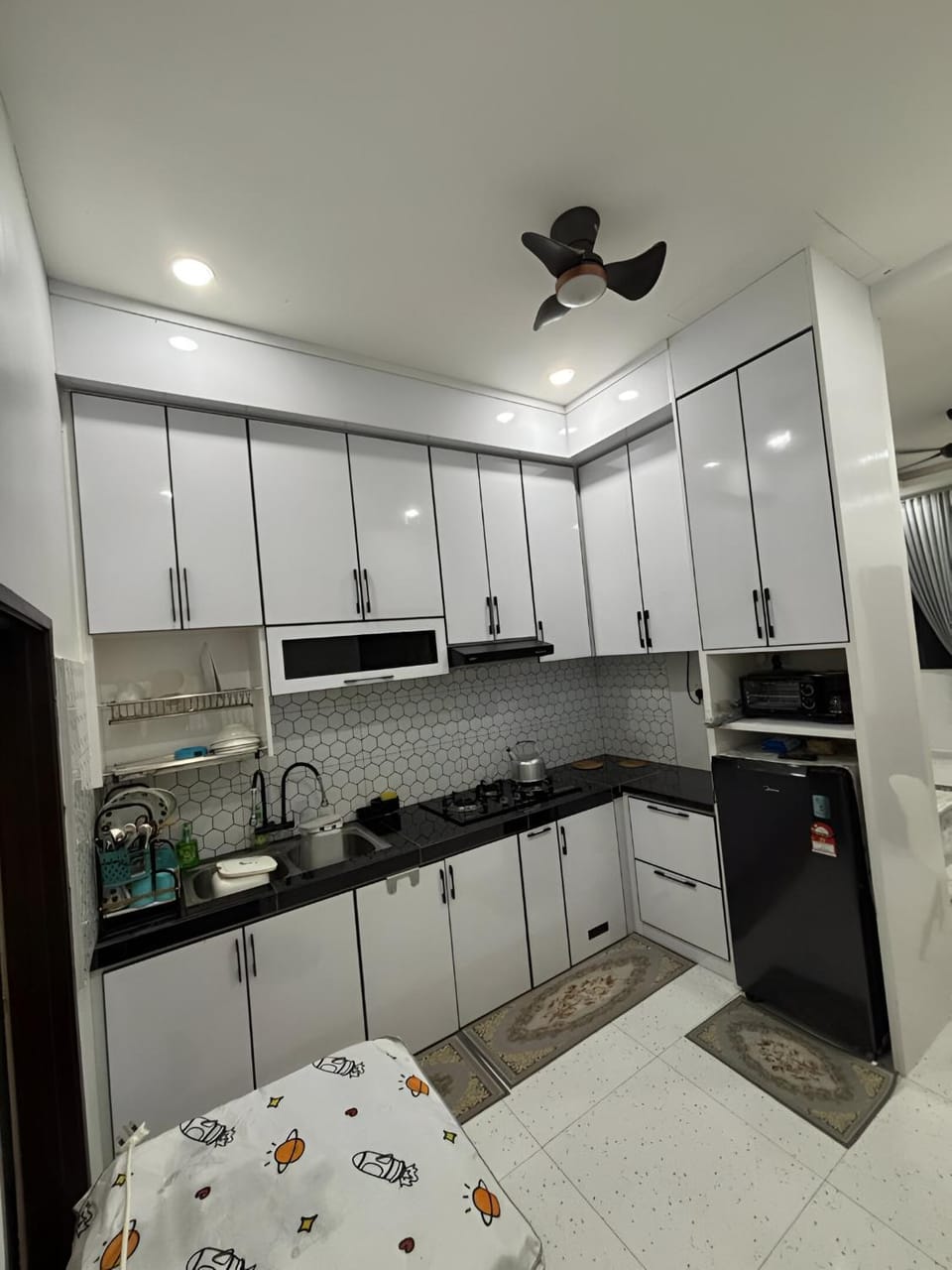 Kitchen or kitchenette, dishwasher, stove
