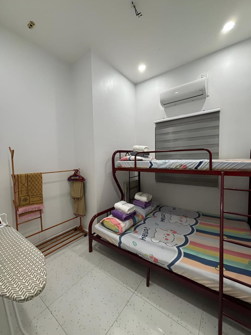 Bed, Bedroom, bunk bed, towels