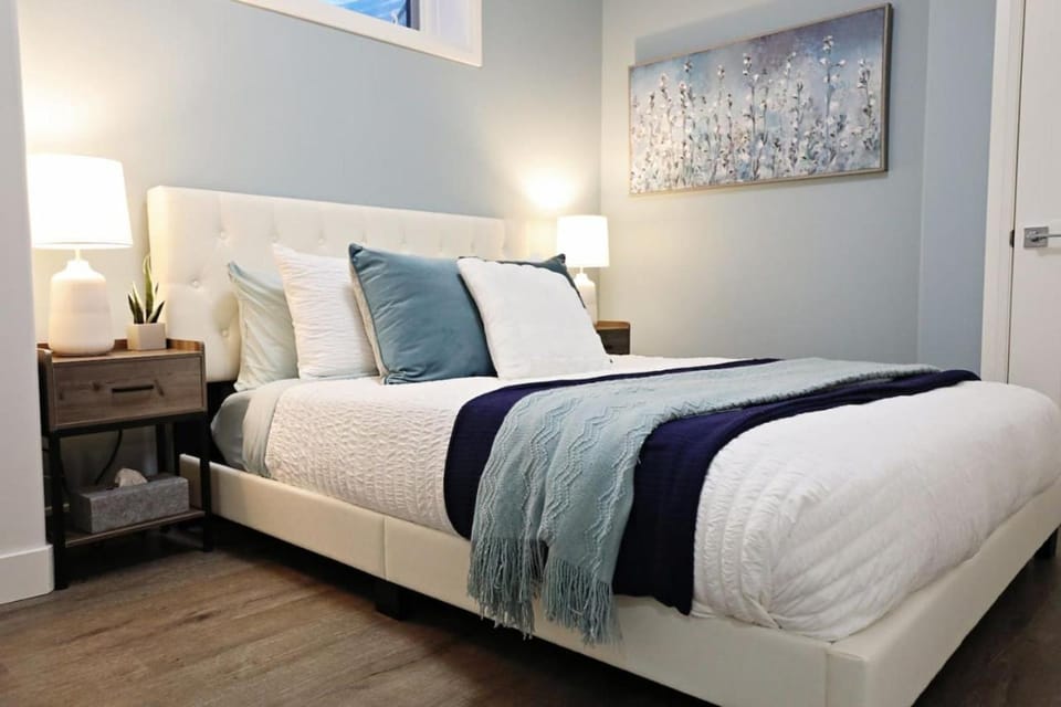 Queen Suite 20 Min from YEG Airport with Disney+ House in Edmonton