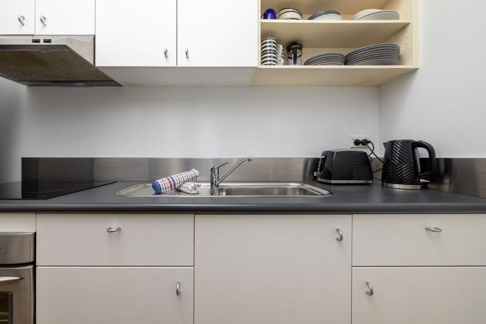 Coffee/tea facilities, Kitchen or kitchenette, stove, toaster