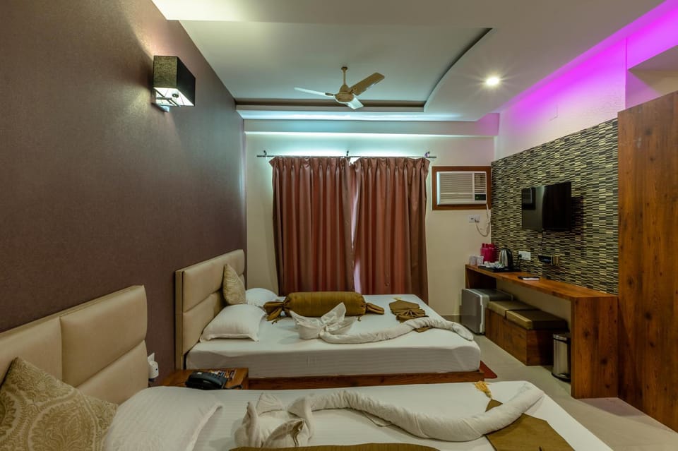 Bed, TV and multimedia, Seating area, Bedroom, fireplace, towels, air conditioner