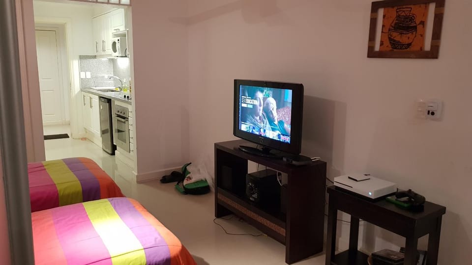 Bed, TV and multimedia, Kitchen or kitchenette, Photo of the whole room, Bedroom, minibar