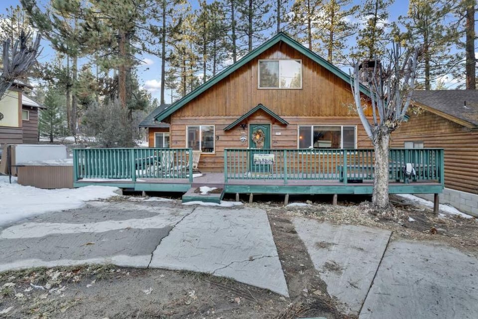 Big Bear Happy Place~ Hot Tub~ Games~ Walk to Village~ House in Big Bear