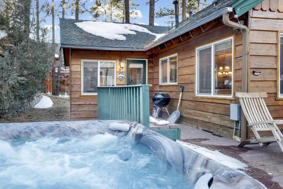 Big Bear Happy Place~ Hot Tub~ Games~ Walk to Village~ House in Big Bear