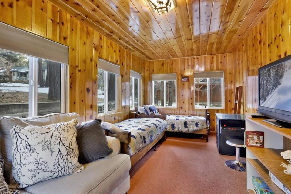 Big Bear Happy Place~ Hot Tub~ Games~ Walk to Village~ House in Big Bear