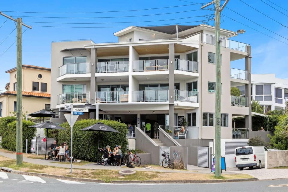 Property building, Neighbourhood, Street view, Location, Parking