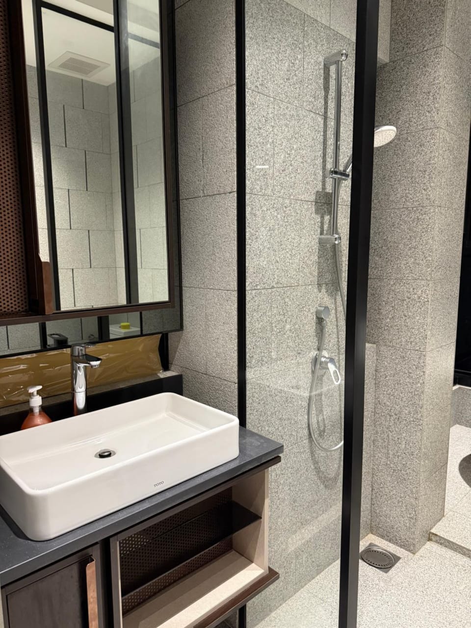 Shower, Toilet, Bathroom, Bath, towels