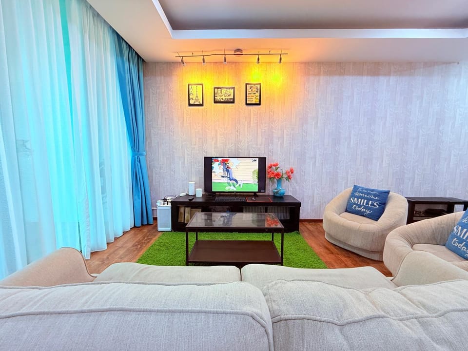 Communal lounge/ TV room, TV and multimedia, Living room, Seating area, Evening entertainment