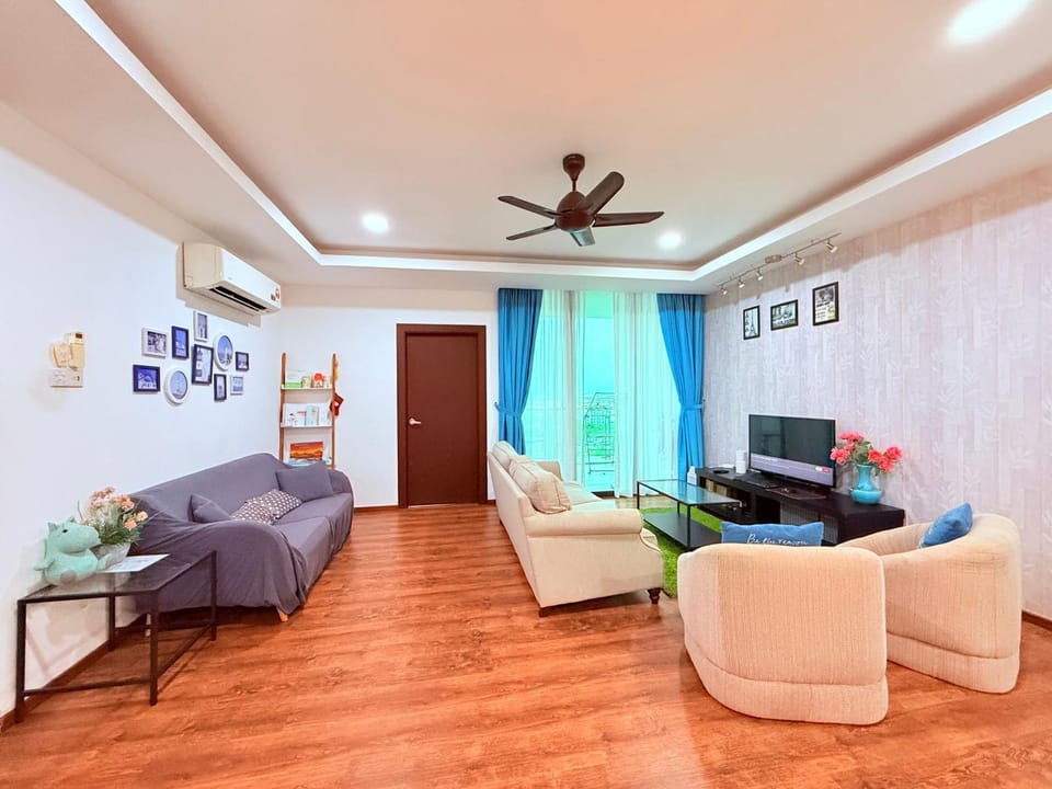 Communal lounge/ TV room, TV and multimedia, Living room, Seating area, Evening entertainment, air conditioner