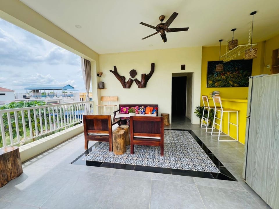 View (from property/room), Balcony/Terrace, Living room, Seating area