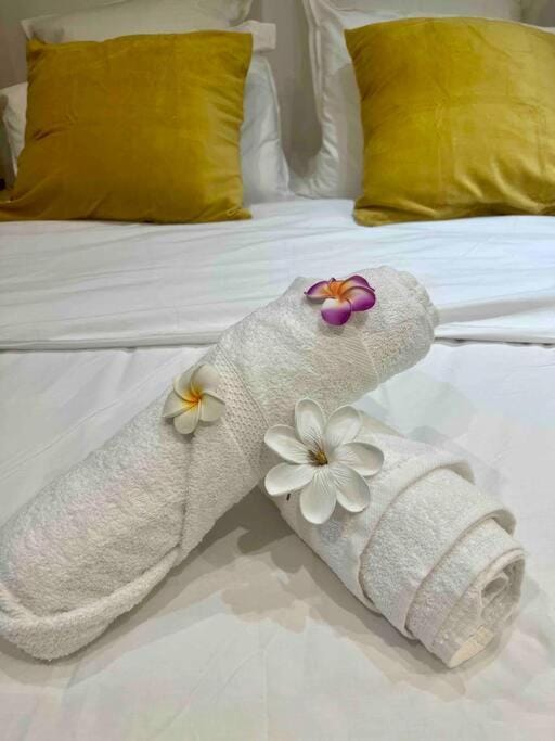 Bed, towels