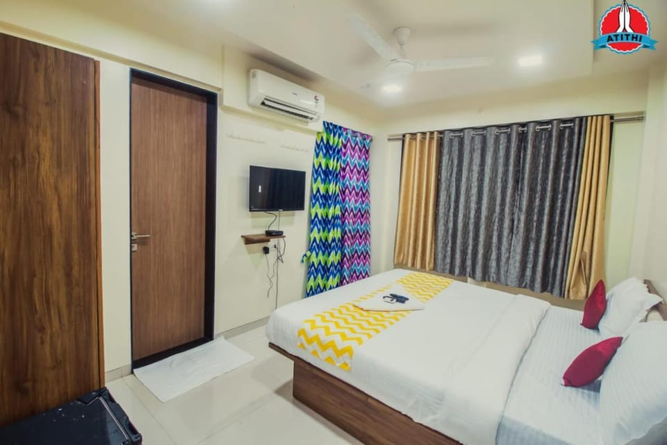 Bed, TV and multimedia, Photo of the whole room, Bedroom, wardrobe, air conditioner