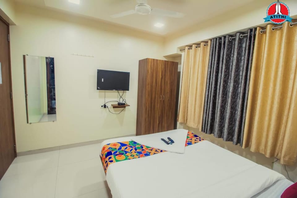 Bed, TV and multimedia, Photo of the whole room, Bedroom, fireplace, wardrobe