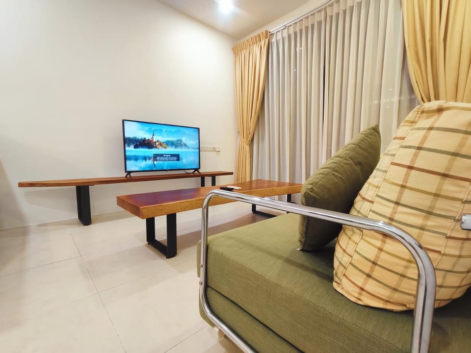 Communal lounge/ TV room, TV and multimedia, Living room, Seating area, Evening entertainment