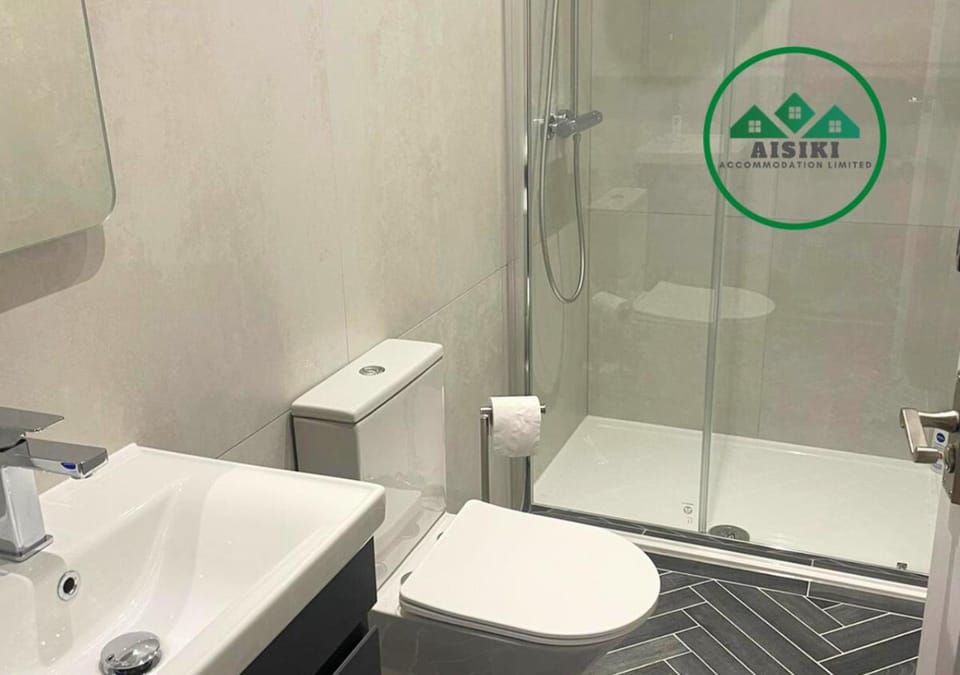 Shower, Toilet