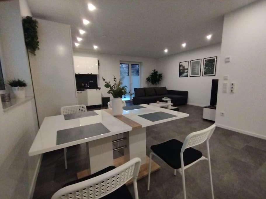 TV and multimedia, Kitchen or kitchenette, Living room, Seating area, Dining area