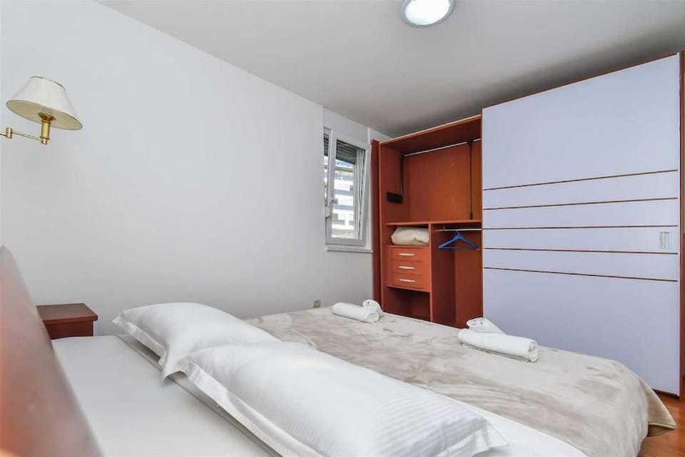 Photo of the whole room, Bedroom, towels, wardrobe