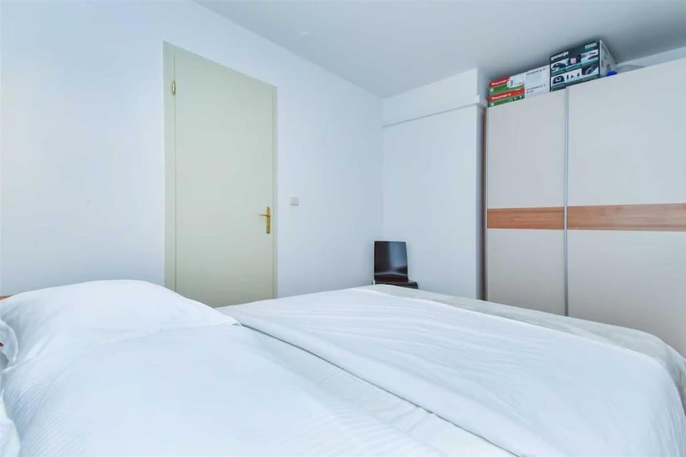 Photo of the whole room, Bedroom, wardrobe