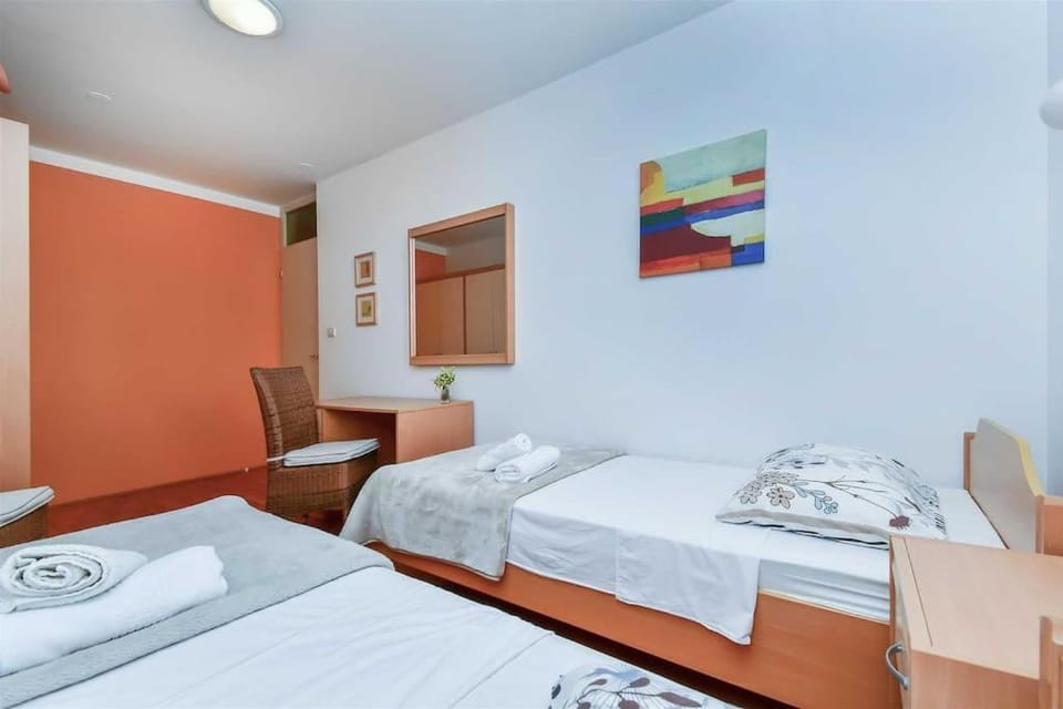 Photo of the whole room, Bedroom, towels