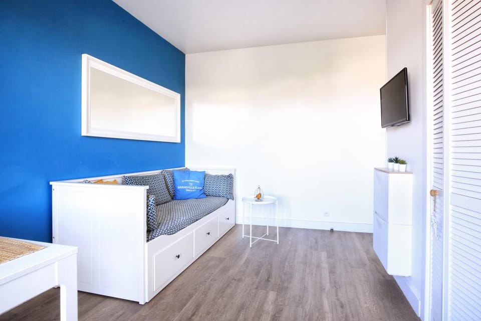 Bed, TV and multimedia, Living room