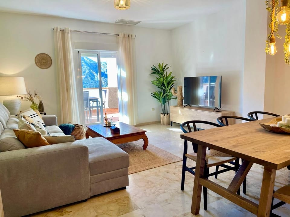 Communal lounge/ TV room, TV and multimedia, Living room
