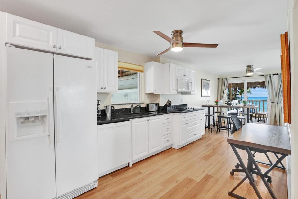 Kitchen or kitchenette, Dining area, dishwasher, minibar, pet friendly