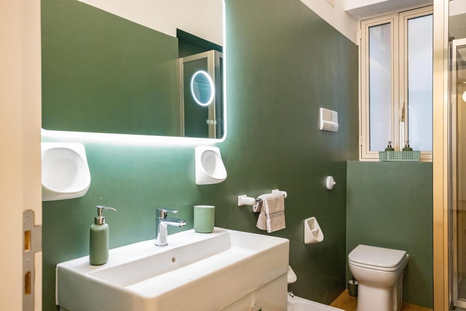 Toilet, towels