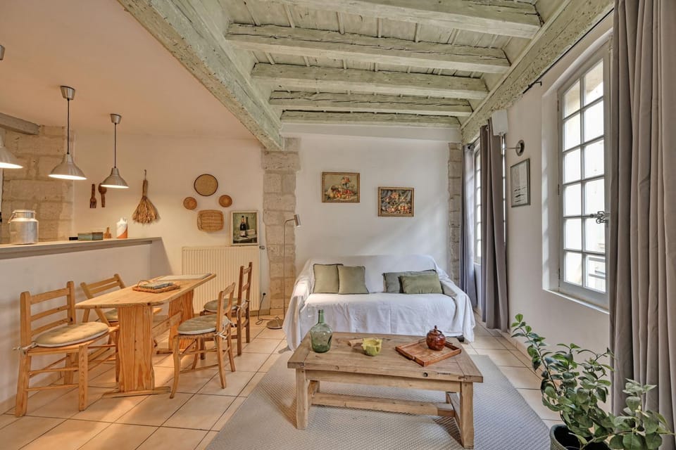 Bed, Kitchen or kitchenette, Living room, Seating area, Dining area