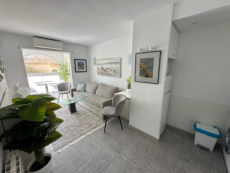 Living room, Seating area, air conditioner