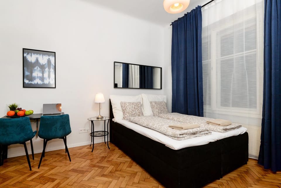 Bed, TV and multimedia, Photo of the whole room, Bedroom, towels